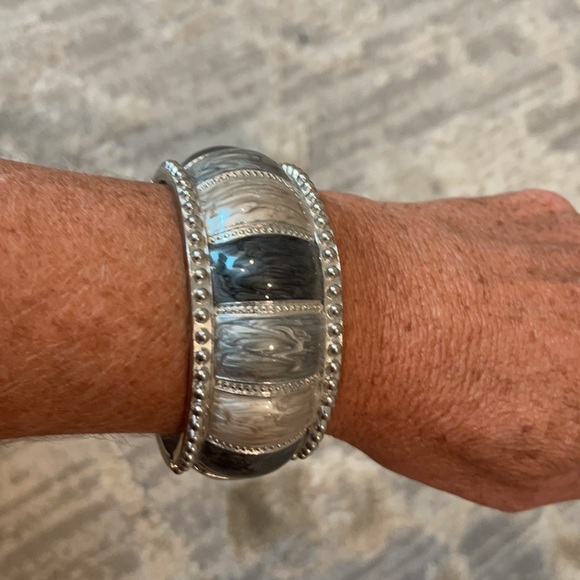 Gray/silver cuff bracelet - Picture 3 of 4